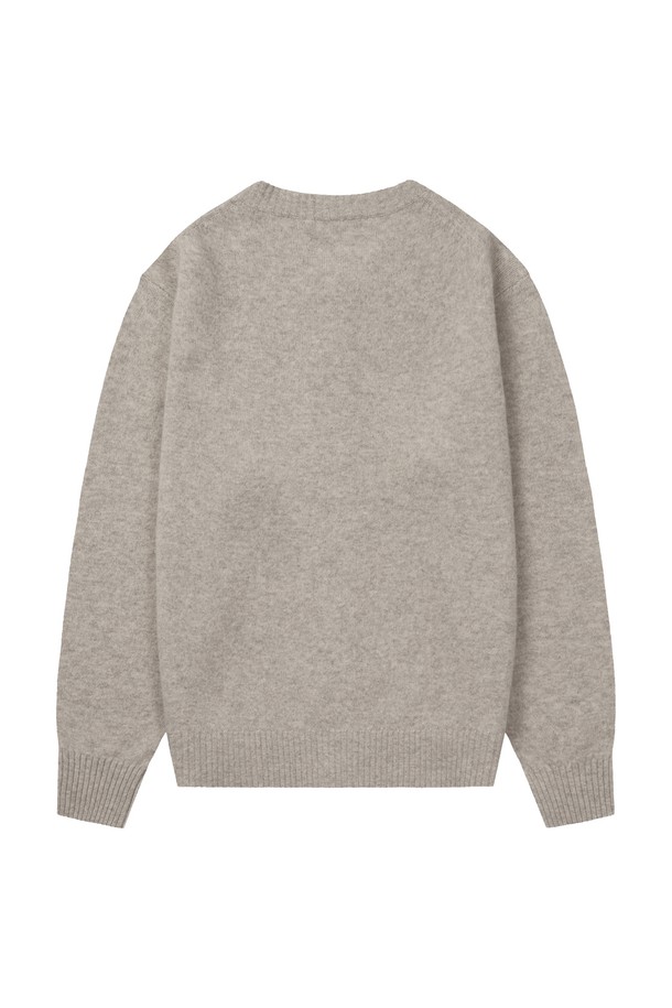 **쉐기독 엑스트라파인 메리노울 100 소프트 가디건_4color**

부드러운 촉감의 엑스트라파인 메리노울 100% 소재로 제작된 가디건입니다. 털 빠짐을 개선하는 브러싱 가공 처리를 거쳤으며, 2X2 싱글 하이 탄력 립조직으로 제작되어 편안한 착용감을 선사합니다. 라운드넥 디자인에 레귤러핏과 오버핏으로 다양한 스타일 연출이 가능하며, 클래식, 미니멀, 캐주얼룩에 모두 잘 어울립니다. 가을, 겨울 시즌 데일리룩, 오피스룩, 모임룩에 활용하기 좋으며, 라이트 그레이, 차콜, 모스 그레이, 미드 그레이 4가지 컬러로 만나보세요.
