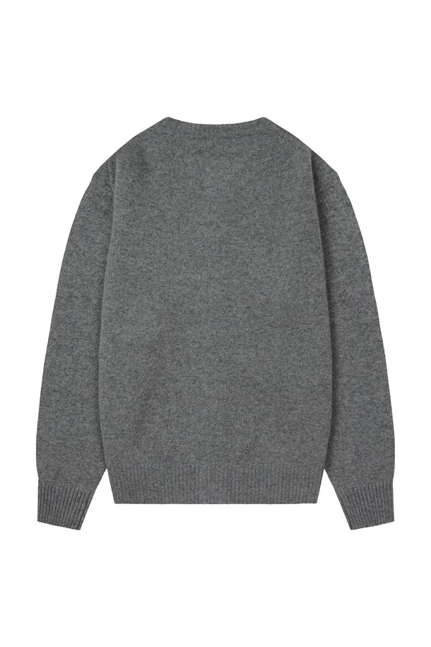 쉐기독 엑스트라파인 메리노울 100% 소프트 가디건은 여성과 남성 모두를 위한 가을, 겨울 필수 아이템입니다. 라이트그레이, 차콜, 모스그레이, 미드그레이 4가지 색상으로 출시되어, 클래식하고 베이직한 스타일을 연출합니다. 엑스트라파인 메리노울 100% 소재로 제작되어 부드러운 촉감을 자랑하며, 레귤러핏과 라운드넥 디자인으로 편안한 착용감을 선사합니다. 브러싱 울 헤리티지 스타일과 골지 패턴이 특징이며, 일상, 오피스룩, 모임룩 등 다양한 TPO에 활용 가능합니다. 털 빠짐 현상은 자연스러운 특성으로, 클린 엣지 링킹 처리와 프리미엄 스티칭으로 마감되었습니다.
