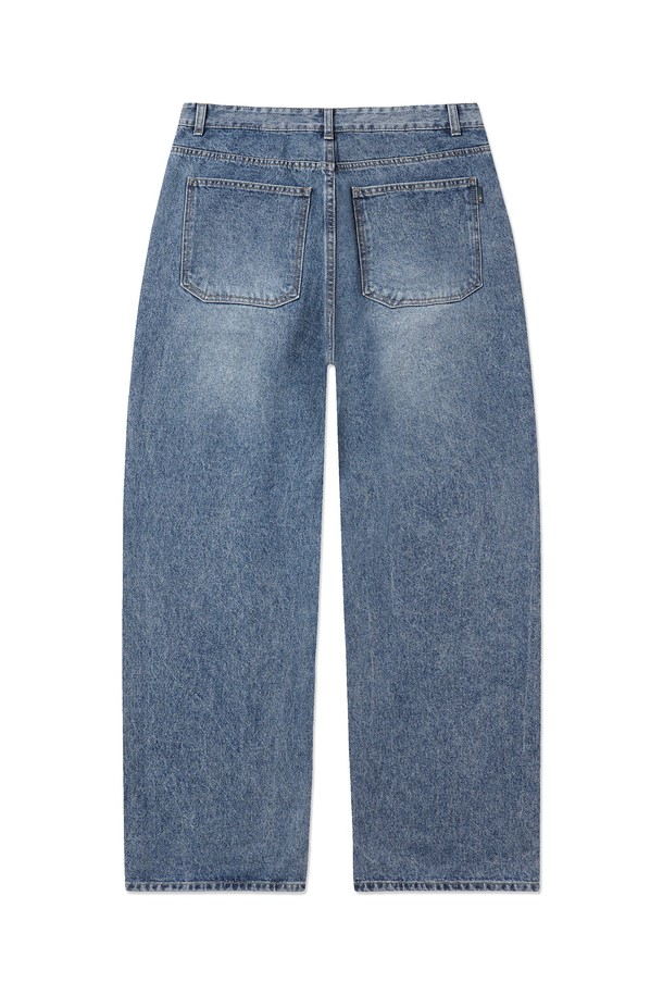 포멀 데님팬츠 릴렉스핏_FIT5 미디엄블루는 베이직하면서도 포멀한 스타일을 연출하기 좋은 데님 팬츠입니다. 사계절 내내 활용 가능한 11온스 면 소재로 제작되어 부드러운 촉감을 선사하며, 릴렉스 핏으로 편안한 착용감을 제공합니다. 자연스러운 워싱 효과가 돋보이며, 클린한 실루엣과 스트레이트 포켓 디자인으로 깔끔한 인상을 줍니다. 미디엄블루 컬러는 다양한 상의와 손쉽게 매치하여 클래식, 미니멀, 캐주얼 스타일을 완성할 수 있습니다. 일상복으로 활용하기 좋아 활용도가 높습니다.
