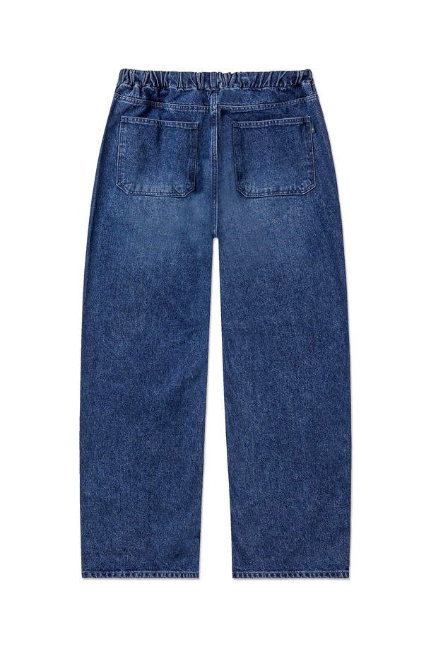 미디엄블루 컬러의 밴딩 스트레이트 데님 팬츠입니다. 루즈핏으로 편안한 착용감을 선사하며, 허리 사이즈 조절이 가능합니다. 12.5oz 데님 소재로 제작되어 내추럴한 워싱과 뻣뻣한 촉감이 특징입니다. 출근룩과 데이트룩은 물론, 캐주얼, 미니멀, 클래식 스타일 모두 소화 가능한 활용도 높은 아이템입니다. 스트레이트 포켓 디자인으로 실용성을 더했습니다.
