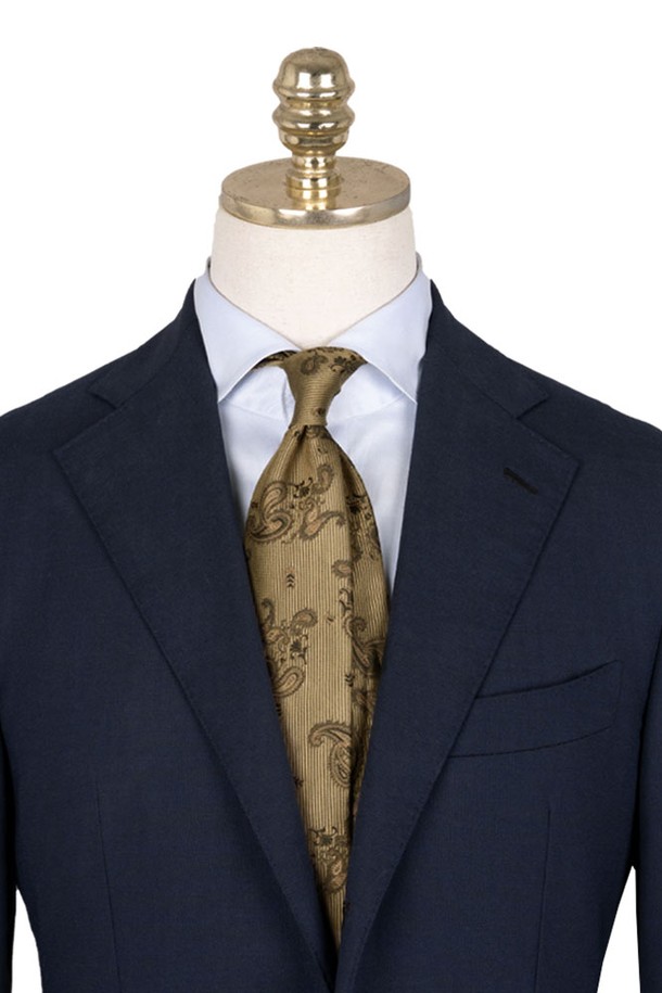 레트로 페이즐리 샴페인 넥타이는 클래식한 페이즐리 패턴과 세로 스트라이프 배경이 돋보이며, 실크 소재의 고급스러운 광택감이 특징입니다. 샴페인, 브라운 컬러의 조화와 레트로 무드가 정장 및 비즈니스 스타일에 세련된 포인트를 더합니다. 남성용으로 제작되었으며, 일반적인 두께로 편안하게 착용할 수 있습니다.
