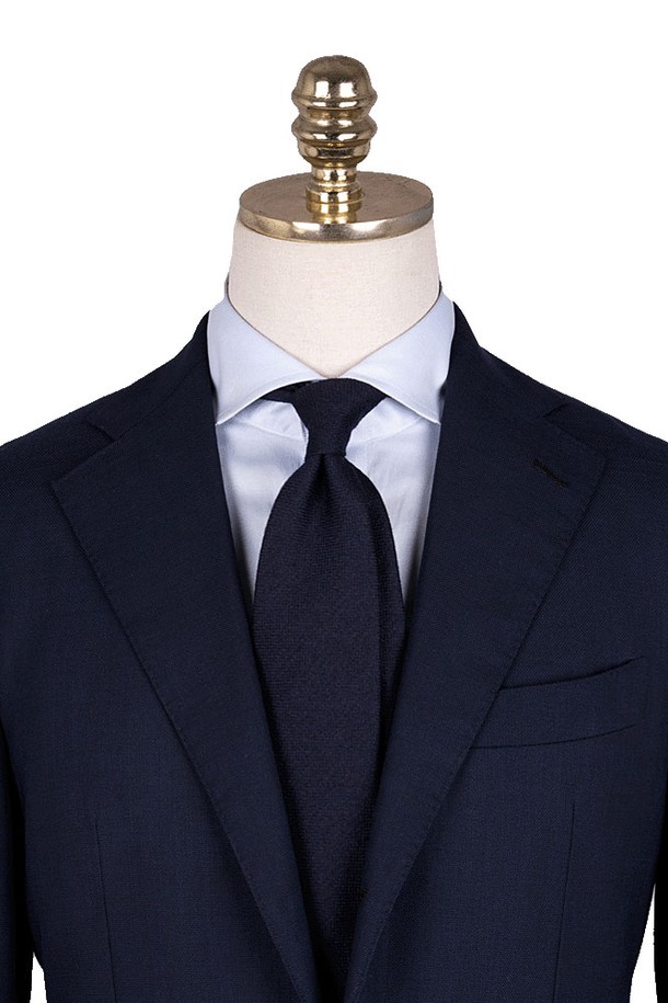 블렌드 솔리드 네이비 넥타이는 남성을 위한 네이비 컬러의 무지 패턴 디자인으로, 사계절 모두 착용하기 좋습니다. 실크, 폴리에스테르, 울, 레이온, 아크릴 혼방 소재로 제작되었으며, 8.5cm의 폭으로 정장 및 일상복에 모두 잘 어울립니다. 클래식하고 베이직한 스타일을 연출할 수 있는 블렌드 소재 넥타이입니다.
