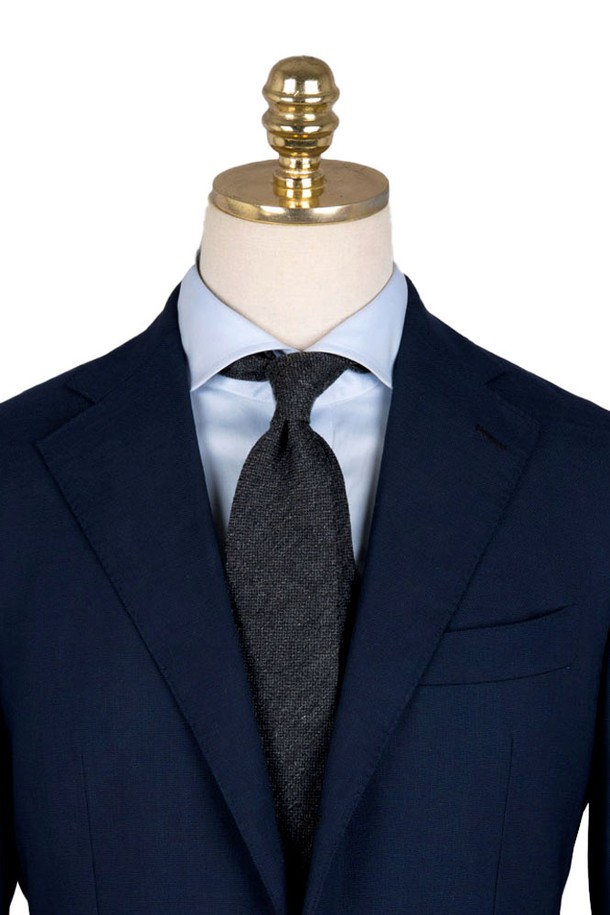 블렌드 솔리드 차콜 넥타이는 실크, 폴리에스테르, 울, 레이온, 아크릴 혼방 소재로 제작되어 부드러운 촉감을 자랑하며, 무지 패턴의 차콜 색상이 클래식하고 미니멀한 스타일을 연출합니다. 8.5cm 폭의 이 넥타이는 정장과 일상복 모두에 잘 어울리며, 사계절 내내 착용하기 좋은 기본 길이의 넥타이입니다. 블렌드 소재와 솔리드 디자인이 돋보이는 이 넥타이는 남성에게 세련된 포인트를 더해줍니다.
