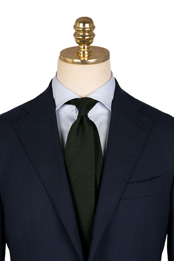 블렌드 솔리드 카키 넥타이는 실크, 폴리에스테르, 울, 레이온, 아크릴 혼방 소재로 제작되었으며, 남성용 액세서리로 일상에서 착용하기 좋습니다. 카키 색상의 무지 패턴 디자인으로 클래식하고 베이직한 스타일을 연출하며, 사계절 내내 활용할 수 있습니다. 폭 8.5cm, 길이 148-150cm, 무게 54g의 블렌드 넥타이입니다.
