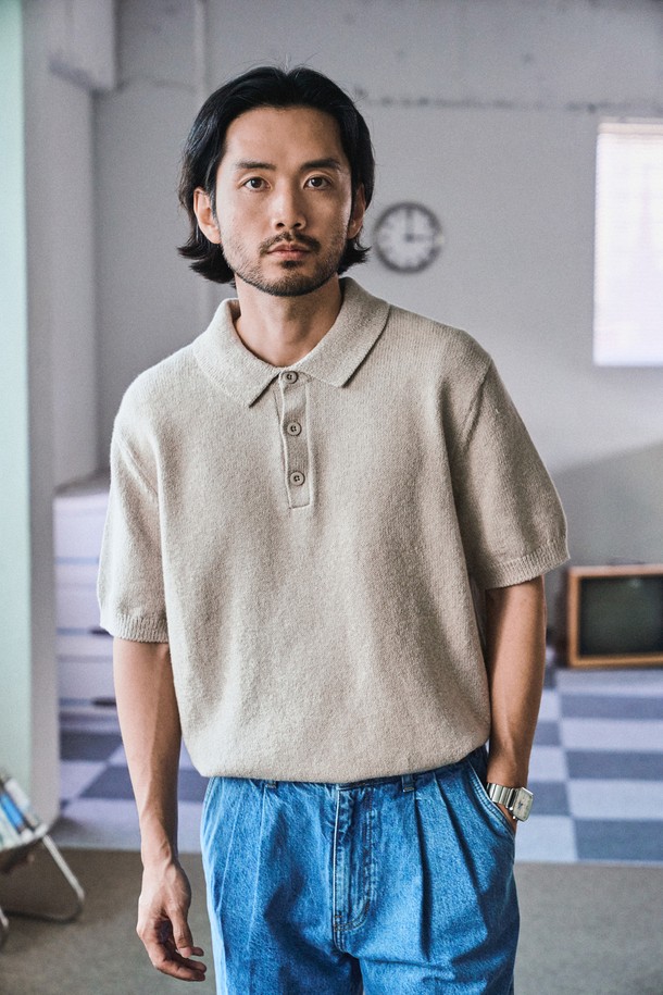 UPW 워셔블코튼 폴로 반팔니트는 얇고 부드러운 워셔블 코튼 소재로 제작되어 봄, 여름철 일상복 또는 캐주얼룩으로 편안하게 착용하기 좋습니다. 무지 패턴의 베이직한 디자인에 라이트 베이지, 모가도르 블루, 피콕 블루, 섀도우 그레이, 블랙 5가지 색상으로 출시되었으며, 폴로넥 디자인과 슬림핏 또는 오버핏을 선택하여 연출할 수 있습니다. 2×2, 1×1 싱글 고탄력 리브조직과 링킹 스티치 봉제, 클린 엣지 마감처리, 디지털 편직 시스템 등 다양한 디테일을 적용하여 완성도를 높였으며, 흡습 기능까지 더해 쾌적한 착용감을 제공합니다.