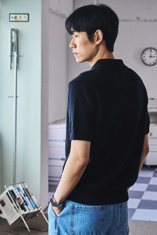 UPW 워셔블 코튼 폴로 반팔 니트는 봄, 여름 시즌에 데일리, 캐주얼, 비즈니스 캐주얼룩으로 활용하기 좋은 아이템입니다. 부드러운 촉감의 면, 폴리에스테르 혼방 소재로 제작되었으며, 워셔블 기능과 고밀도 편직, 링킹 스티치 공법으로 높은 품질과 구조적 안정성을 자랑합니다. 라이트 베이지, 모가도르 블루, 피콕 블루, 섀도우 그레이, 블랙 5가지 색상으로 만나보실 수 있습니다.
