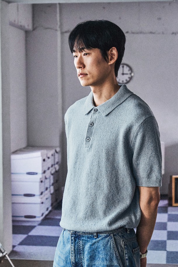 UPW 워셔블 코튼 폴로 반팔 니트는 면과 폴리에스터 혼방 소재로 제작되어 부드러운 촉감과 흡습, 통기성이 뛰어납니다. 슬림핏과 오버핏 두 가지 스타일로 출시되었으며, 라이트 베이지, 모가도르 블루, 피콕 블루, 섀도우 그레이, 블랙 5가지 색상으로 만나볼 수 있습니다. 2*2 싱글 고탄력 립조직과 링킹 스티치 봉제, 고밀도 편직으로 제작되어 높은 퀄리티를 자랑하며, 봄, 여름철 일상복 또는 캐주얼룩으로 연출하기 좋습니다.
