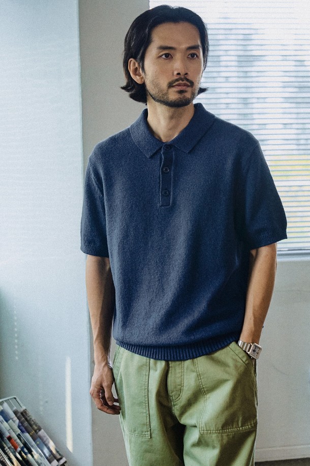 UPW 워셔블코튼 폴로 반팔니트는 부드러운 면과 폴리에스테르 혼방 소재로 제작되어 흡습 및 통기성이 뛰어납니다. 2×2 싱글 하이스트레치 립조직과 링킹 스티치 구조, 1×1 싱글 하이스트레치 립조직 밑단을 적용하여 편안한 착용감을 제공하며, 디지털 편직 시스템으로 완성도를 높였습니다. 라이트 베이지, 모가도르 블루, 피콕 블루, 섀도우 그레이, 블랙 5가지 색상으로 출시되어 다채로운 캐주얼 스타일을 연출할 수 있습니다.