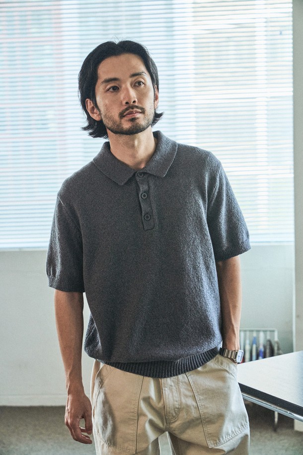 UPW 워셔블코튼 폴로 반팔니트는 부드러운 촉감과 흡습, 통기 기능이 있는 면, 폴리에스테르 혼방 소재로 제작된 남성용 니트/스웨터입니다. 얇은 두께의 이 제품은 봄, 여름철 일상 또는 캐주얼 스타일로 연출하기 좋으며, 무지 패턴에 폴로 네크라인 디자인이 특징입니다. 라이트 베이지, 모가도르 블루, 피콕 블루, 섀도우 그레이, 블랙 5가지 색상으로 제공되며, 2×2/1×1 싱글 고탄력 립조직과 링킹 스티치, 클린 엣지 마감으로 완성도를 높였습니다.