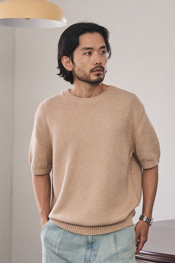 UPW 워셔블코튼 라운드 반팔니트는 봄, 여름 시즌에 적합한 공용 니트/스웨터입니다. 부드러운 면, 폴리에스테르 혼방 소재로 제작되었으며, 워셔블 기능이 있어 관리가 용이합니다. 오프화이트, 카메오블루, 리넨베이지, 다크그레이 4가지 색상으로 출시되었으며, 베이직하고 미니멀한 무드를 연출하기 좋습니다.
