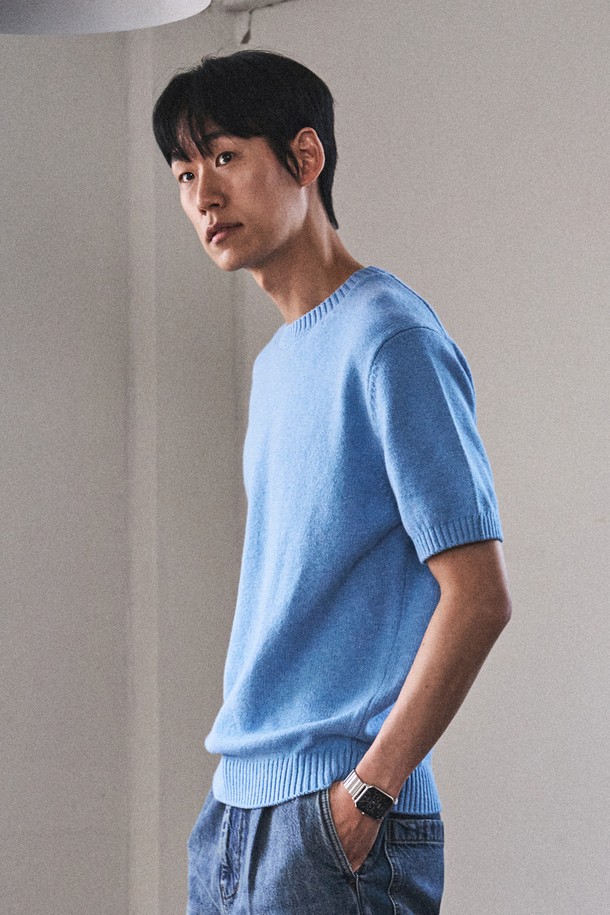 UPW 워셔블 코튼 라운드 반팔 니트는 고밀도 니팅과 링킹 스티치 마감으로 제작되어 형태 유지력이 우수하며, 높은 신축성으로 편안한 착용감을 제공합니다. 베이직하고 미니멀한 디자인으로 일상에서 활용하기 좋으며, 오프화이트, 라이트 카메오 블루, 베이지, 다크그레이 4가지 색상으로 출시되었습니다. 워셔블 기능이 있어 관리가 용이하고, 부드러운 면과 폴리에스테르 혼방 소재로 봄, 여름 시즌에 적합한 레귤러핏 라운드넥 반팔 니트입니다.
