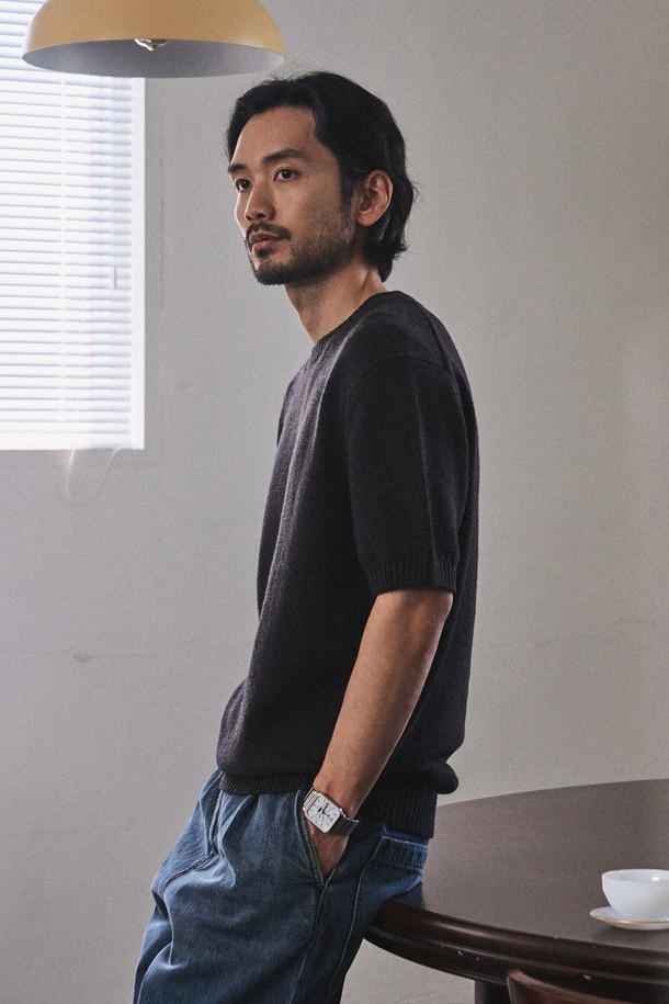 UPW 워셔블코튼 라운드 반팔니트는 부드러운 면, 폴리에스테르 혼방 소재로 제작되었으며, 오프화이트, 라이트베이지, 카메오블루, 다크그레이 4가지 색상으로 제공됩니다. 2*2 싱글 고탄력 립조직과 고밀도 편직으로 제작되어 뛰어난 내구성을 자랑하며, 실풀림 방지 마감과 필링 방지 기능까지 더해져 오래도록 변함없이 착용할 수 있습니다. 워셔블 기능으로 관리가 용이하며, 라운드넥 디자인과 레귤러핏으로 편안하게 일상에서 즐겨 입을 수 있는 베이직 캐주얼 스타일의 반소매 니트입니다.
