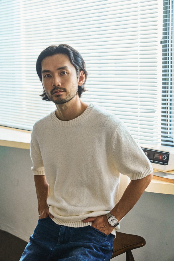 UPW 워셔블코튼 라운드 반팔니트는 사계절 내내 활용 가능한 베이직하고 미니멀한 스타일의 공용 니트입니다. 부드러운 워셔블 면, 폴리에스테르 혼방 소재로 제작되었으며, 오프화이트, 라이트 카멜 베이지, 블루, 다크그레이 4가지 색상으로 제공됩니다. 고밀도 니팅 구조와 링킹 스티치 방식으로 제작되어 높은 회복 탄력성을 자랑하며, 실풀림과 필링 방지 마감으로 오래도록 깔끔하게 입을 수 있습니다.
