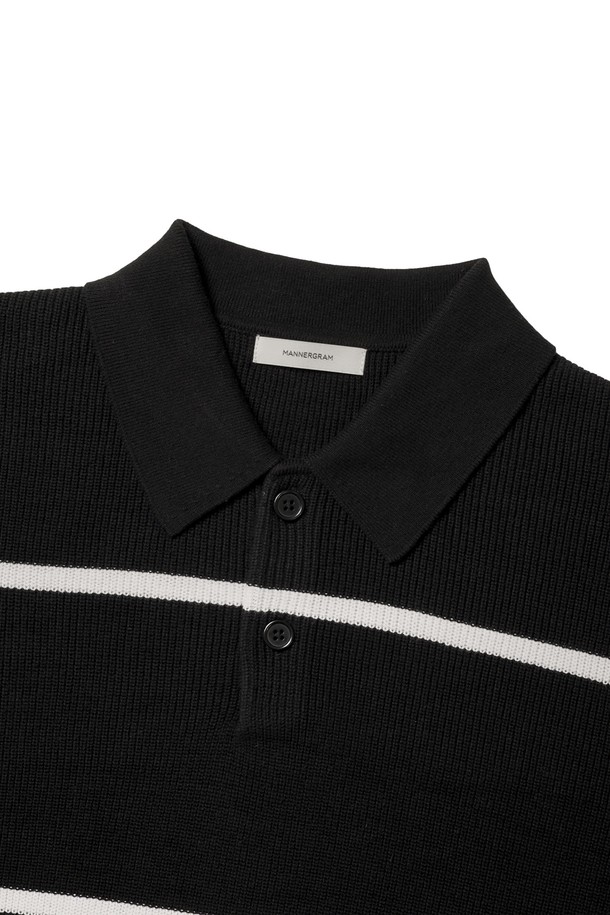 부드러운 텍스쳐와 스트라이프 패턴이 돋보이는 코튼 100% 폴로 반팔니트입니다. 화이트, 크림, 블랙 3가지 컬러로 출시되었으며, 2/32 코튼 원사, 중공 구조 원단, 2x2 싱글 하이스트레치 립조직, 2합 스판덱스 원사, 링킹 스티치 공법, 클린 엣지 마감으로 섬세하게 제작되어 뛰어난 흡습성과 통기성을 자랑합니다. 베이직하면서도 클래식한 디자인으로 데일리, 캐주얼, 세미포멀 등 다양한 스타일에 활용하기 좋습니다.
