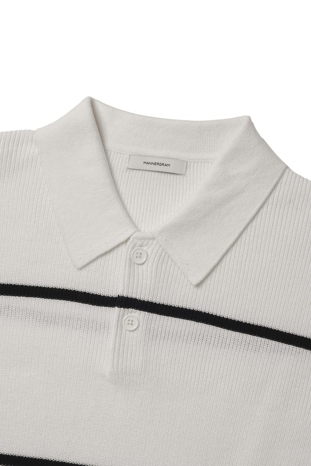 100% 순면 소재의 텍스쳐드 스트라이프 패턴 폴로 반팔 니트입니다. 부드러운 촉감과 뛰어난 흡습, 통기성을 자랑하며, 슬림핏 디자인과 레귤러 기장으로 편안한 착용감을 선사합니다. 화이트, 크림, 블랙 세 가지 컬러로 출시되어 다양한 스타일 연출에 활용 가능하며, 2x2 싱글 하이 스트레치 립조직과 고밀도 니팅, 링킹 스티치 마감으로 완성도를 높였습니다.
