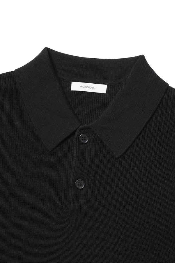 **텍스쳐드 코튼 100 폴로 반팔 니트 - 4 Color**

부드러운 촉감의 텍스쳐드 코튼 100% 소재로 제작된 남성용 폴로 반팔 니트입니다. 여름철에도 시원하게 착용할 수 있도록 통기성이 우수한 중공사 구조로 제작되었으며, 2*2 싱글 하이 스트레치 립조직으로 편안한 착용감을 선사합니다. 슬림 핏으로 제작되어 미니멀하고 세련된 스타일을 연출하며, 데이트룩과 카페룩에 잘 어울립니다. 깔끔한 엣지 마감과 링킹 스티치 구조, 프리미엄 니팅 구조로 완성도를 높였습니다. 크림, 라이트 페이드 그레이, 네이비, 블랙 4가지 컬러로 출시되었습니다.
