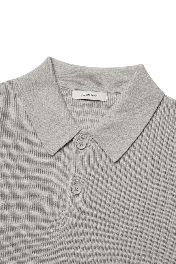 **텍스쳐드 코튼 100 폴로 반팔 니트 - 4 Color**

부드러운 촉감의 텍스쳐드 코튼 100% 소재로 제작된 폴로 반팔 니트입니다. 미니멀하고 베이직한 스타일로 데이트룩, 카페룩 등 다양한 TPO에 활용하기 좋습니다. 입체적인 그레인 텍스처와 슬림핏 디자인이 자연스러운 볼륨감을 선사하며, 2x2 싱글 하이스트레치 립조직과 링킹 스티치 공법으로 완성도를 높였습니다. 크림, 라이트그레이, 페이드네이비, 블랙 4가지 컬러로 출시되어 폭넓은 선택이 가능합니다. 여름철 시원하고 편안하게 착용할 수 있는 아이템입니다.
