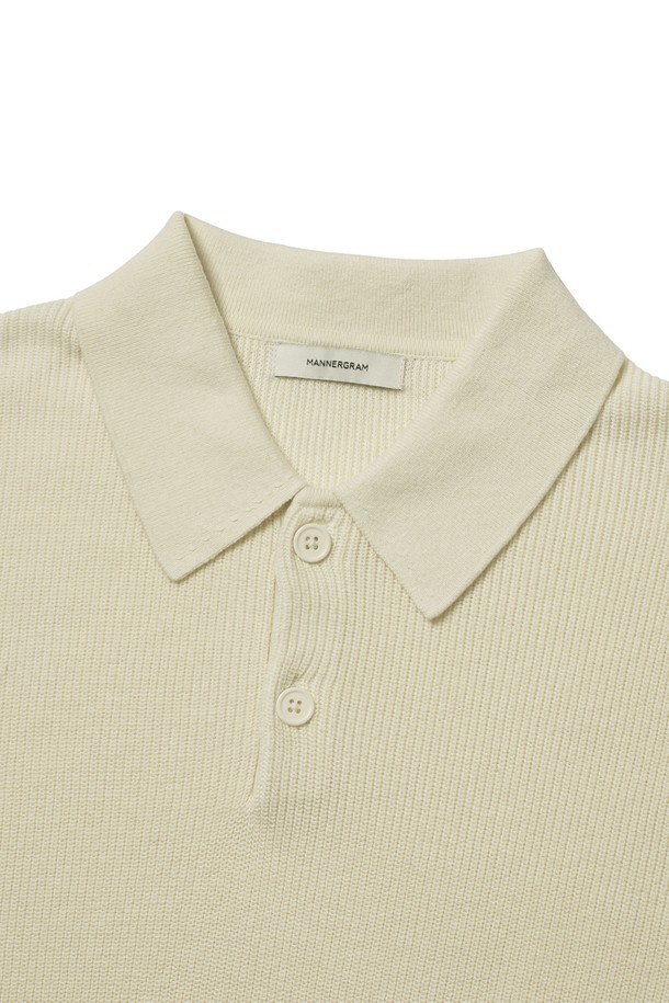 텍스쳐드 코튼100 폴로 반팔 니트 - 4 Color는 부드러운 촉감의 100% 수퍼소프트 코튼 소재로 제작되어, 여름에도 시원하고 쾌적하게 착용할 수 있습니다. 미니멀하고 베이직한 스타일을 추구하는 분들께 적합하며, 데이트룩, 카페룩 등 다양한 TPO에 활용하기 좋습니다. 얇은 두께감과 슬림핏으로 제작되어, 세련된 실루엣을 연출하며, 텍스쳐드 패턴으로 은은한 포인트를 더했습니다. 디지털 니팅 시스템과 고밀도 니팅, 링킹 스티치 구조를 통해 높은 퀄리티를 자랑하며, 흡습 및 통기 기능으로 쾌적한 착용감을 제공합니다. 크림, 라이트그레이, 페이드네이비, 블랙 4가지 컬러로 출시되어 폭넓은 선택이 가능합니다.
