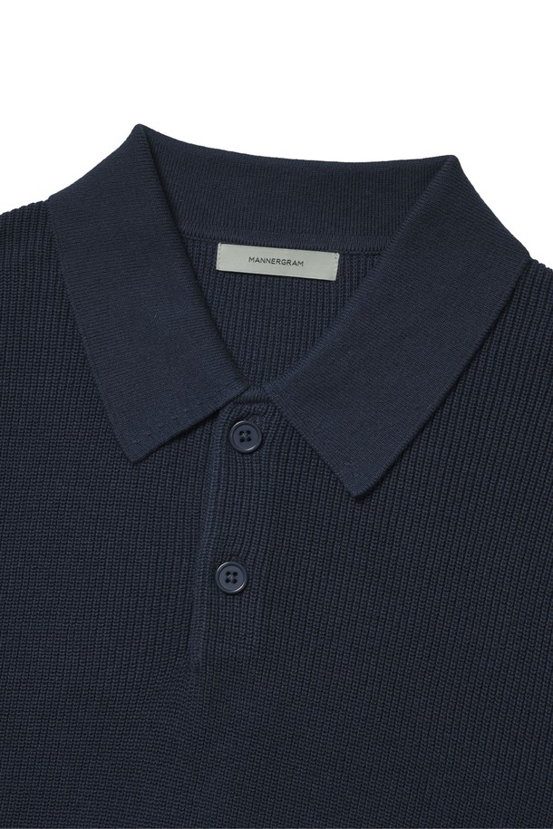 **텍스쳐드 코튼 100 폴로 반팔니트 - 4 Color**

부드러운 촉감의 텍스쳐드 코튼 100% 소재로 제작된 남성용 폴로 반팔 니트입니다. 2*2 싱글 하이 스트레치 립조직과 중공구조 원단을 사용하여 통기성이 뛰어나 여름철에도 시원하게 착용할 수 있습니다. 미니멀하고 베이직한 스타일로, 데이트룩이나 카페룩 등 다양한 TPO에 활용하기 좋습니다. 슬림핏 디자인과 자연스러운 광택, 클린 엣지 마감, 링킹 스티치 구조, 프리미엄 니팅으로 완성도를 높였습니다. 크림, 라이트그레이, 네이비, 블랙 4가지 컬러로 만나보세요.
