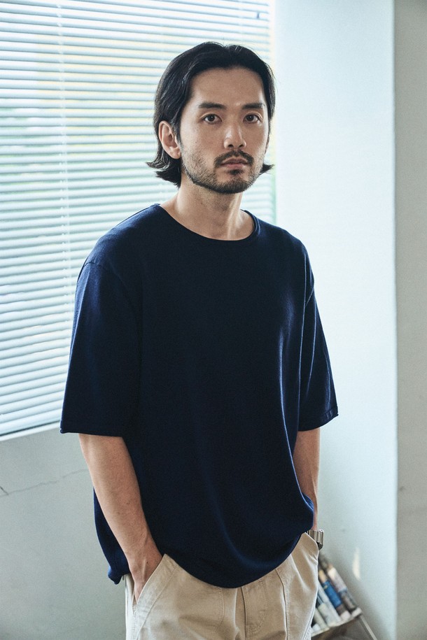 부드러운 100% 면 소재로 제작된 롤링 엣지 라운드 반팔 니트는 아이보리, 브라운, 다크네이비, 블랙 4가지 색상으로 제공됩니다. 튜블러 구조와 고밀도 니트, 중공사 구조로 제작되어 자연스러운 광택과 매끄러운 표면을 자랑하며, 흡습 및 통기성이 뛰어납니다. 베이직하고 미니멀한 스타일로 일상에서 편안하게 착용하기 좋으며, 봄, 여름 시즌에 적합한 레귤러 핏의 라운드넥 디자인입니다.
