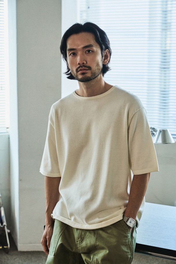 부드러운 100% 면 소재로 제작된 소프트코튼 롤링엣지 라운드 반팔 니트는 아이보리, 브라운, 다크네이비, 블랙 4가지 색상으로 제공됩니다. 롤링 엣지 디테일과 튜블러 니트 구조가 특징이며, 고밀도 링킹 스티치로 내구성과 형태 유지력을 높였습니다. 베이직하고 미니멀한 스타일로 일상에서 편안하게 착용할 수 있으며, 흡습 및 통기성이 뛰어나 봄, 여름철에 적합합니다.
