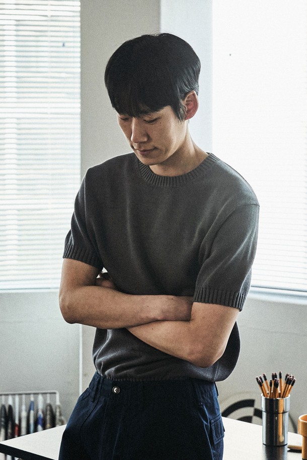 부드러운 촉감의 소프트코튼100 소재로 제작된 3PLY 라운드넥 반팔 니트입니다. 3겹의 원사 구조와 공기순환 중공구조로 수분 흡수와 통기성이 뛰어나며, 링킹 스티치 봉제로 마감하여 피부 자극을 최소화했습니다. 아이보리, 다크그레이, 네이비, 블랙 4가지 색상으로 출시되었으며, 베이직하고 미니멀한 스타일을 연출하기 좋은 레귤러핏의 무지 디자인입니다.
