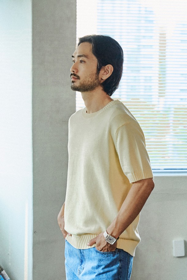 소프트코튼100 소재의 3PLY 라운드 반팔 니트는 부드러운 촉감과 뛰어난 흡습, 통기성을 자랑하며, 봄, 여름철 일상복으로 편안하게 착용하기 좋습니다. 아이보리, 다크네이비, 그레이, 블랙 4가지 색상으로 제공되는 이 공용 니트는 3*3 싱글 하이 엘라스틱 립조직과 링킹 스티치 구조, 고밀도 편직으로 제작되어 형태 안정성이 우수하며, 베이직하고 미니멀한 스타일을 연출합니다. 레귤러핏의 무지 패턴 라운드넥 디자인으로, 중간 두께감의 이 반소매 니트는 데일리룩에 활용하기 용이합니다.
