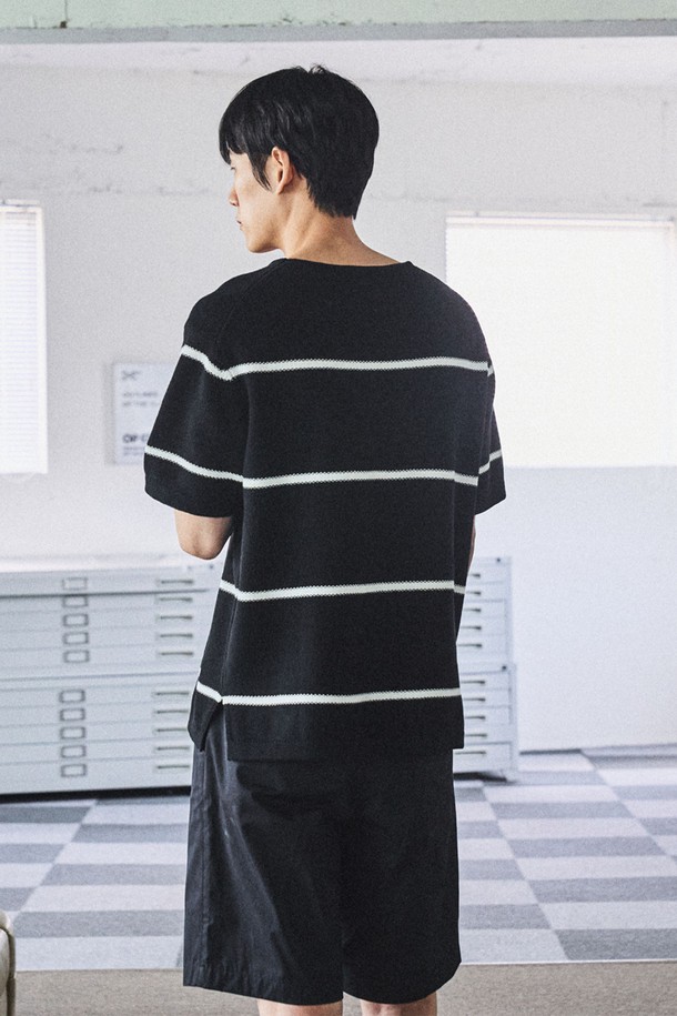 **스트라이프 보트넥 코튼 반팔 니트 - 3 Color**

부드러운 100% 순면(2/32, 51NM 수퍼소프트 코튼)으로 제작된 스트라이프 패턴의 반팔 니트입니다. 시원한 여름을 위한 베이직하고 클래식한 디자인으로, 보트넥 라인이 세련된 느낌을 더합니다. 화이트, 다크네이비, 블랙 3가지 컬러로 출시되었으며, 모스 스티치 텍스처와 옆트임 디테일로 편안한 착용감을 선사합니다. 변형 없는 넥 라인과 클린 엣지 마감, 링킹 스티치 공법으로 퀄리티를 높였습니다. 레귤러핏으로 제작되어 다양한 스타일의 연출이 가능합니다.
