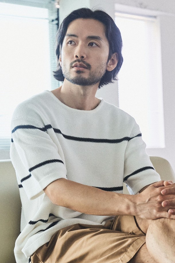 스트라이프 보트넥 코튼 100 반팔 니트는 베이직하고 캐주얼한 스타일의 공용 상의입니다. 봄, 여름 계절에 어울리는 레귤러 핏 디자인으로, 가볍고 시원한 착용감을 선사합니다. 면 100% 소재로 제작되어 부드러운 촉감을 자랑하며, 통기성이 뛰어나 쾌적하게 입을 수 있습니다. 모스 스티치 텍스처와 자연스러운 표면 질감, 옆트임 디테일이 특징이며, 블랙, 다크 네이비, 화이트, 아이보리 4가지 색상으로 출시되었습니다. 일상, 리조트, 여행 등 다양한 TPO에 활용하기 좋은 아이템입니다.
