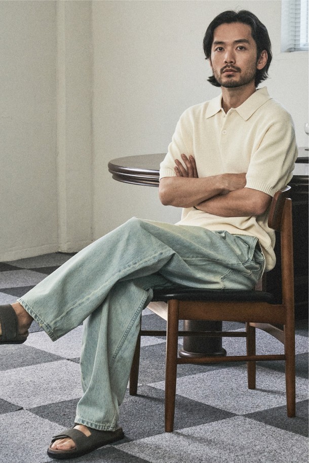 이탈리아 칸디아니 커브드 데님 팬츠 라이트블루는 남성용 데님 팬츠입니다. 라이트블루 컬러에 릴랙스핏 또는 레귤러핏으로 편안한 착용감을 선사하며, 여름철 데일리룩과 캐주얼룩에 활용하기 좋습니다. 13온스 프리미엄 코튼 소재로 제작되어 부드러운 촉감과 뛰어난 내구성을 자랑하며, YKK 지퍼, 체인 스티치 마감, 빈티지 워싱 효과, 원 플리츠 디테일이 특징입니다. 클래식, 미니멀, 캐주얼 스타일을 모두 아우르며, 카페룩이나 쇼핑룩에 매치하기 좋습니다.
