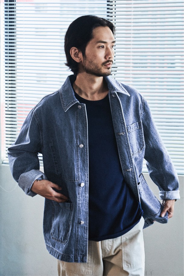 이탈리아 칸디아니 워크자켓 라이트블루는 부드러운 면 소재로 제작되어 봄, 여름 시즌에 시원하고 편안하게 착용할 수 있습니다. 베이직한 디자인에 릴랙스핏과 레귤러핏으로 연출 가능하며, 더블 스티치 마감, 숨겨진 내부 포켓, 다수의 외부 포켓, 프리쉬링크 가공, 빈티지 워싱 디테일로 워크자켓 특유의 개성을 살렸습니다. 버튼 여밈 방식의 레귤러 기장 워크자켓으로 캐주얼 스타일을 완성해보세요.
