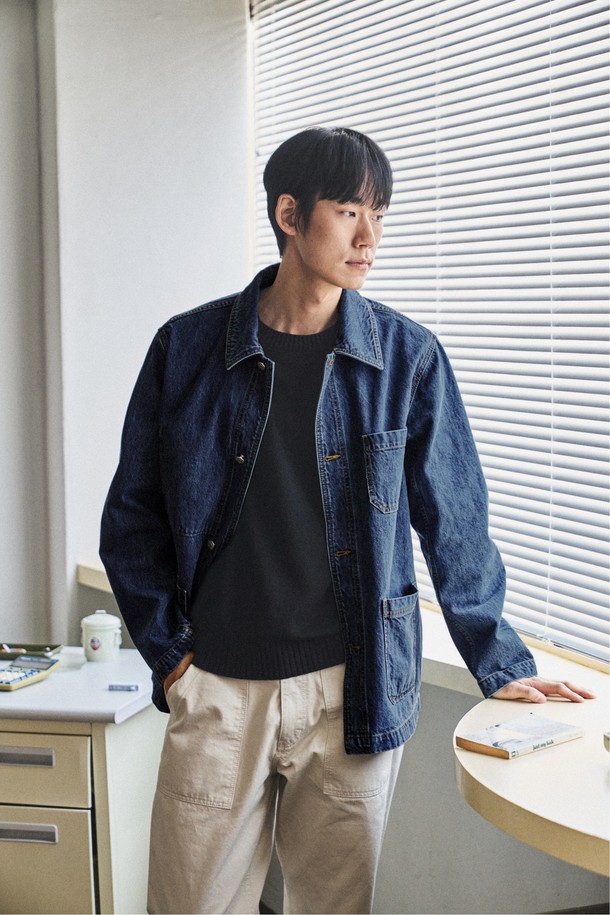 이탈리아 칸디아니 워크자켓 미디엄블루는 캐주얼하고 베이직한 스타일을 추구하는 남성 고객을 위한 워크웨어 재킷입니다. 봄, 여름 시즌에 적합하며, 릴랙스핏과 레귤러핏으로 편안한 착용감을 제공합니다. 미디엄블루 컬러에 워싱 처리된 면 소재로 제작되어, 부드러운 촉감과 두꺼운 두께감을 느낄 수 있습니다. 더블 스티치 마감, 히든 포켓, 멀티플 아우터 포켓 등 디테일과 형태 유지력이 뛰어나며, 프리슈링크 및 통기성, 생분해성 섬유를 사용하여 기능성을 더했습니다. 데이트룩과 쇼핑룩에 매치하기 좋은 아이템입니다.
