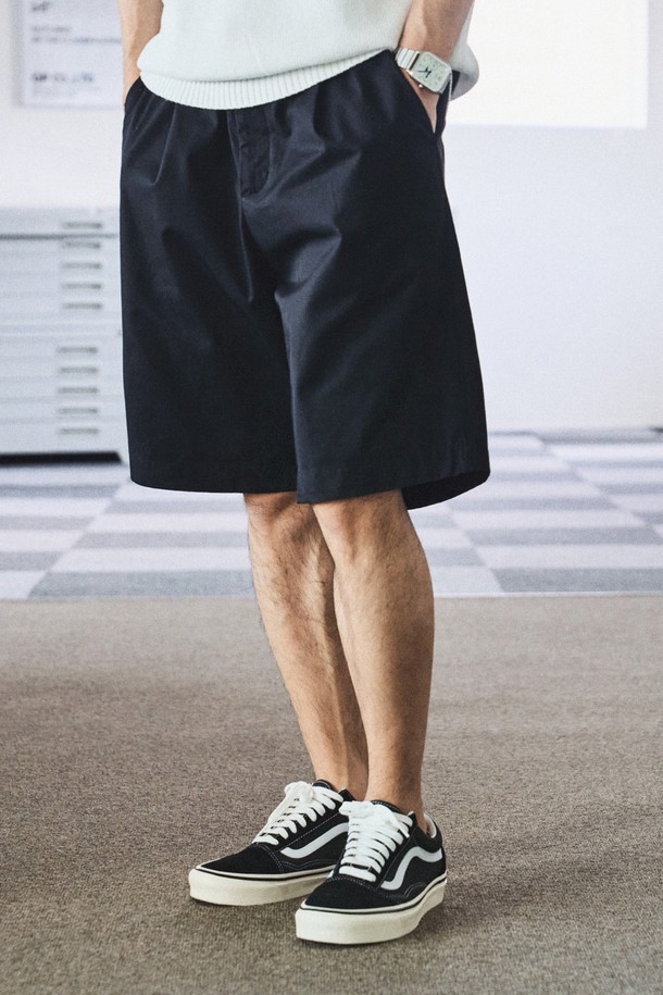 VANCET 원턱 버뮤다 하프팬츠 다크네이비는 부드러운 촉감의 면 소재로 제작되어 편안한 착용감을 선사합니다. 클래식하고 베이직한 스타일의 스트레이트핏으로, 일상에서 활용하기 좋은 아이템입니다. 원턱 디자인, YKK 지퍼, 립포켓, 고밀도 원단, 필링이 적은 특징을 갖춘 여름철 남성용 하프 팬츠입니다.
