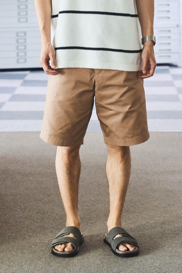 VANCET 원턱 버뮤다 하프팬츠 베이지는 남성용 반바지로, 봄과 여름 시즌에 어울리는 베이직하고 클래식한 스타일을 제안합니다. 부드러운 촉감의 면 소재, 스트레이트 핏, 무지 디자인으로 제작되었으며, 원턱 디테일과 아웃립 포켓, YKK 지퍼를 적용하여 편안함과 실용성을 높였습니다. 고밀도 트윌 원단과 248g/m2의 적당한 중량감으로 안정적인 착용감을 선사합니다.
