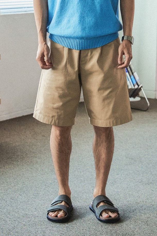 VANCET 원턱 버뮤다 하프팬츠는 부드러운 촉감과 실크같은 텍스처를 자랑하는 남성용 여름 바지입니다. 라이트베이지 컬러의 무지 디자인으로, 클래식하면서도 미니멀한 스타일을 연출하며, 하프 기장과 스트레이트 핏으로 편안함을 더했습니다. 고밀도 트윌 원단과 필링이 적은 컴팩트 원사를 사용하여 내구성을 높였으며, YKK 지퍼와 원턱 디자인으로 완성도를 높였습니다.
