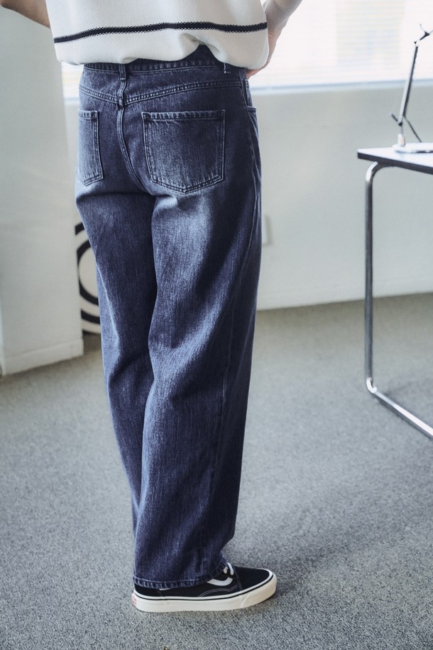 터키 이스쿠르 스트레이트 파이브포켓 데님 팬츠는 남성용 데님 팬츠로, 미디엄 블루 컬러의 베이직하고 캐주얼한 스타일을 연출합니다. 13.5 온스 고밀도 면 소재로 제작되어 부드러운 촉감과 두꺼운 두께감을 자랑하며, 4계절 내내 착용 가능합니다. 릴랙스핏과 레귤러핏을 모두 느낄 수 있는 스트레이트 핏에 5포켓 디자인, YKK 지퍼, 체인스티치 마감, 빈티지 워싱 디테일을 더해 고급스러운 퀄리티를 제공합니다.
