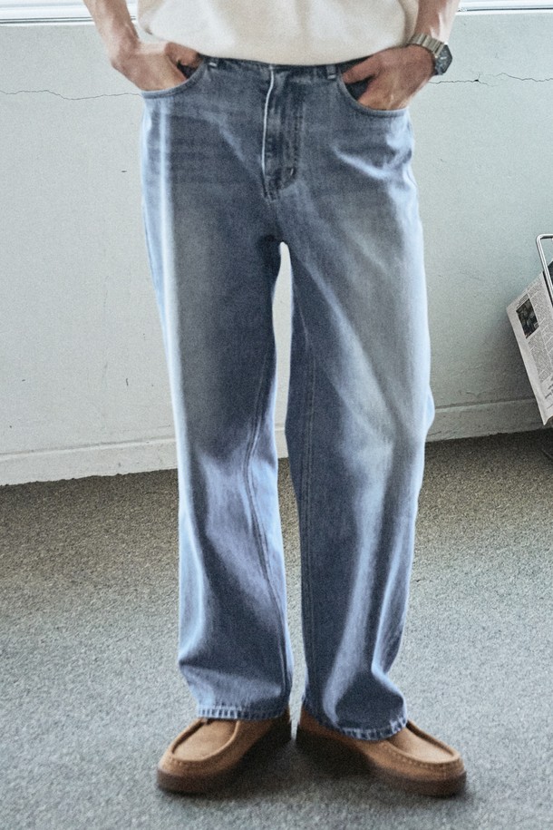 터키 이스쿠르 스트레이트 파이브포켓 데님팬츠는 남성용으로, 부드러운 촉감의 13.5온스 두께 면 소재로 제작되었습니다. 라이트블루 컬러에 빈티지 워싱이 더해져 캐주얼하면서도 베이직한 스타일을 연출하며, 릴렉스핏 스트레이트 핏으로 편안한 착용감을 제공합니다. 5포켓 디자인과 YKK 지퍼, 체인스티치 디테일이 특징이며, 사계절 내내 활용하기 좋은 긴 기장의 데님팬츠입니다.
