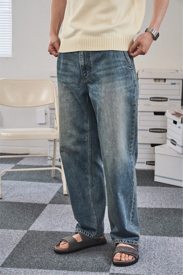 미디엄 블루 컬러의 레귤러 스트레이트 핏 데님 팬츠입니다. 워싱 처리된 데님 소재로 제작되었으며, 부드러운 촉감과 사계절 착용 가능한 중간 두께감을 자랑합니다. YKK 지퍼, 5포켓 스타일, 매트 코튼 버튼, 아웃포켓 디자인, 그리고 체인스티치 마감과 빈티지 워싱 디테일이 돋보이는 남성용 캐주얼 팬츠입니다.
