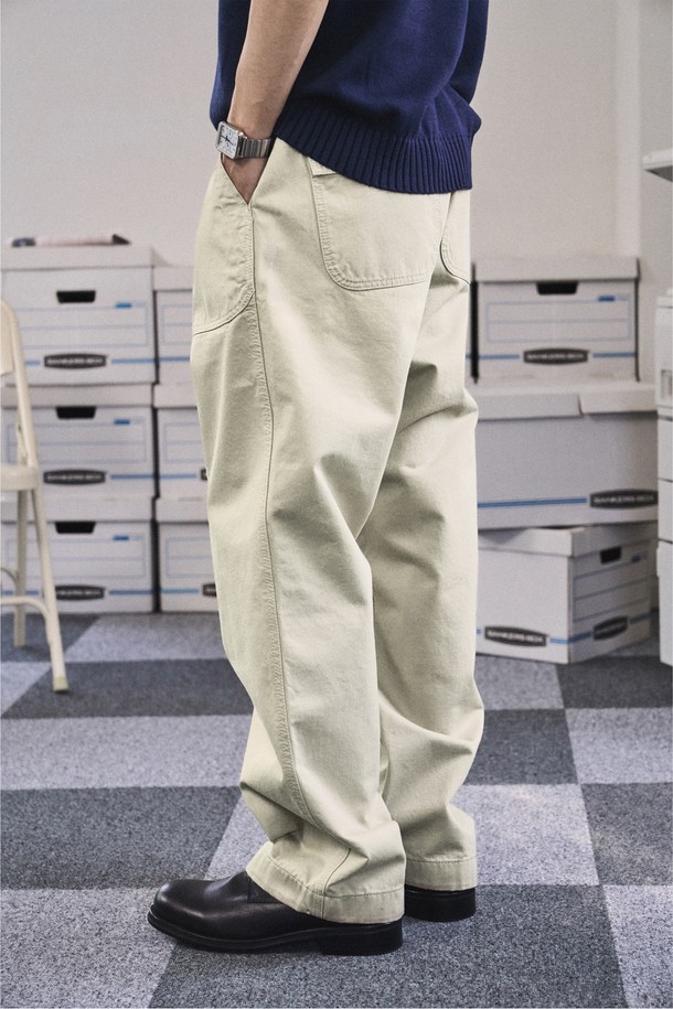 1950 클래식 로드사이드 퍼티그 팬츠 라이트베이지는 1950년대 군용 유틸리티 팬츠에서 영감을 받아 디자인된 남성용 퍼티그 팬츠입니다. 부드러운 면 소재로 제작되어 봄, 여름, 가을 시즌에 착용하기 좋으며, 릴랙스핏과 레귤러핏으로 편안한 착용감을 제공합니다. 4개의 아웃포켓, 혼 버튼, YKK 지퍼, 이중 스티치 구조, 스트레이트 밑단 마감, 그리고 바이오 워싱 처리로 클래식하면서도 밀리터리한 무드를 연출합니다.
