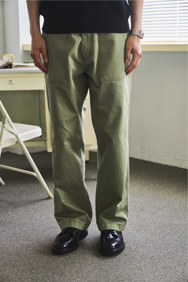 1950 클래식 로드사이드 퍼티그 팬츠 올리브는 1950년대 밀리터리웨어에서 영감을 받아 제작된 남성용 퍼티그 팬츠입니다. 부드러운 촉감의 면 소재로 제작되었으며, 봄, 가을에 입기 적합합니다. 올리브, 라이트 베이지, 베이지, 네이비 색상으로 출시되었으며, 레귤러핏과 릴랙스핏으로 편안하게 착용 가능합니다. 바이오워싱 처리, 혼 버튼, YKK 지퍼, 더블 스티치 구조, 4포켓 디자인으로 특징을 더했습니다. 출근룩, 가을 나들이룩, 클래식, 미니멀, 워크웨어 스타일을 즐기는 분들께 추천합니다.
