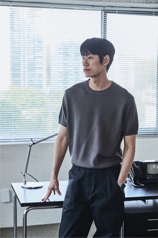 1950 클래식 로드사이드 퍼티그 팬츠 네이비는 남성용으로, 클래식 밀리터리 스타일을 현대적으로 재해석한 바지입니다. 면 소재로 제작되어 부드러운 촉감을 제공하며, 여름 시즌에 적합한 중간 두께감으로 편안하게 착용할 수 있습니다. 레귤러핏과 릴랙스핏으로 출시되었으며, 바이오워싱 처리, 혼 버튼, YKK 지퍼, 이중 스티치, 4포켓 디자인 등 섬세한 디테일이 돋보입니다.
