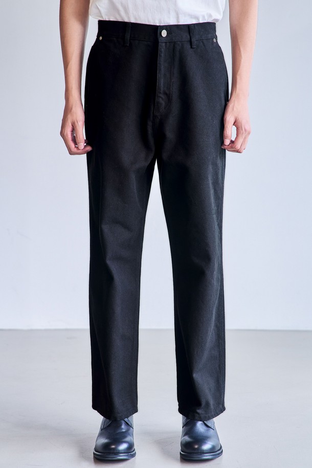 클래식 옥스포드 코튼팬츠 릴렉스핏_FIT3 블랙은 면 소재의 사계절용 긴 바지입니다. 옥스포드 패턴과 릴렉스핏으로 편안한 착용감을 선사하며, '출근룩'과 '비즈니스 캐주얼'에 적합합니다. 매트한 캔톤 버튼, YKK 지퍼, 체인스티치, 유닛 포켓 디자인, 내추럴 워싱 처리 등 섬세한 디테일이 돋보입니다. 색상은 블랙, 베이지, 다크네이비 3가지로 제공되며, '클래식', '미니멀', '캐주얼' 스타일을 즐기는 분들께 추천합니다. 뻣뻣한 촉감으로 깔끔한 핏을 유지합니다.
