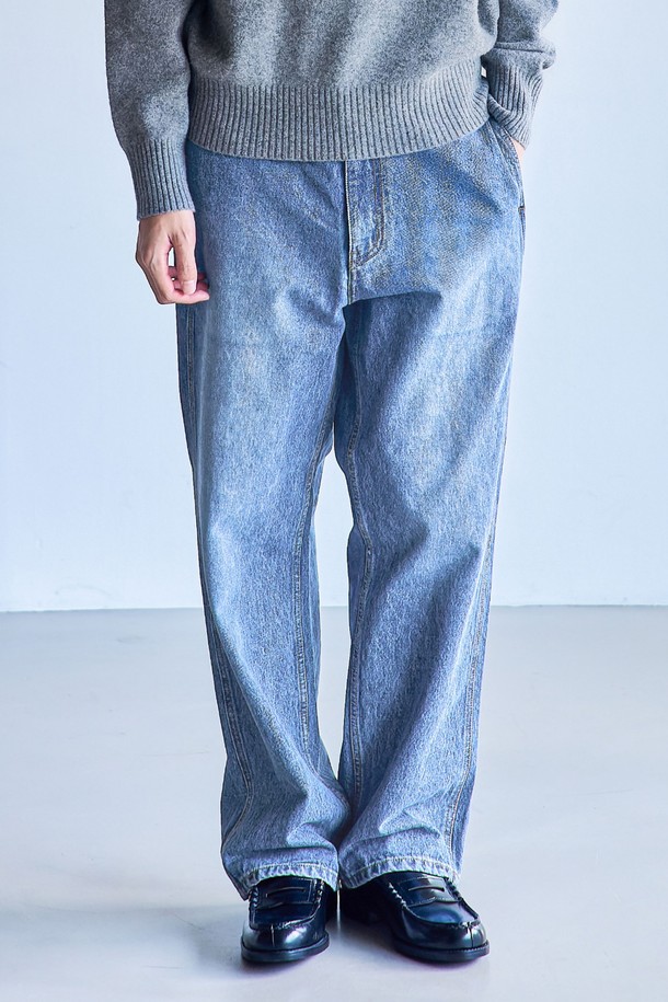 포멀 데님팬츠 릴렉스핏_FIT5 미디엄블루는 베이직하면서도 포멀한 스타일을 연출하기 좋은 데님 팬츠입니다. 사계절 내내 활용 가능한 11온스 면 소재로 제작되어 부드러운 촉감을 선사하며, 릴렉스 핏으로 편안한 착용감을 제공합니다. 자연스러운 워싱 효과가 돋보이며, 클린한 실루엣과 스트레이트 포켓 디자인으로 깔끔한 인상을 줍니다. 미디엄블루 컬러는 다양한 상의와 손쉽게 매치하여 클래식, 미니멀, 캐주얼 스타일을 완성할 수 있습니다. 일상복으로 활용하기 좋아 활용도가 높습니다.
