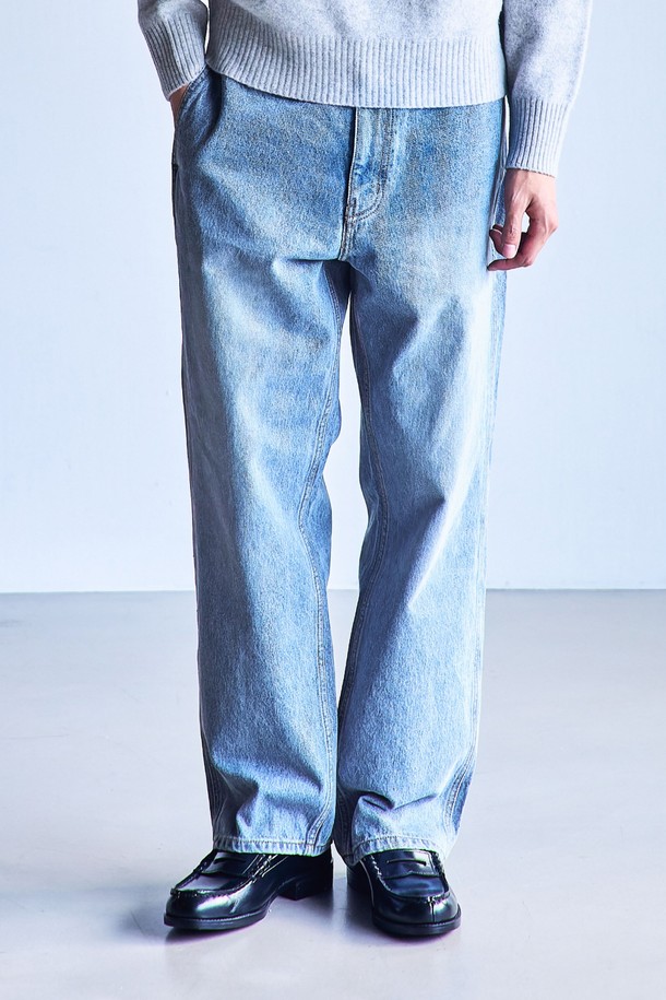 포멀 데님팬츠 릴렉스핏_FIT5 라이트블루는 면 소재로 제작되어 사계절 내내 착용 가능한 데님 팬츠입니다. 릴렉스핏으로 편안한 착용감을 선사하며, 라이트 블루 컬러가 산뜻한 느낌을 더합니다. YKK 지퍼, 매트 코튼 버튼, 체인스티치 디테일, 빈티지 퍽커링 디테일 등의 디테일이 돋보이며, 데일리 및 클래식, 미니멀, 캐주얼 스타일 모두 소화 가능합니다. 클린 실루엣과 스트레이트 포켓 디자인으로 어떤 상의와도 쉽게 매치하여 스타일리시한 룩을 연출할 수 있습니다.
