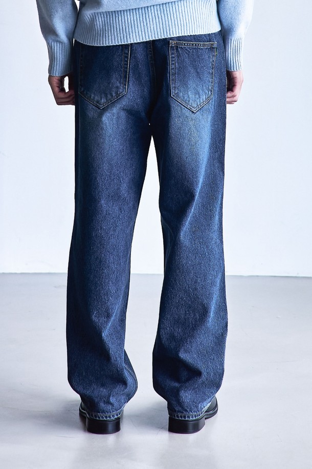 페이드 파이브포켓 데님팬츠 레귤러핏_FIT5 미디움블루는 베이직하고 캐주얼한 스타일을 선호하는 분들을 위한 사계절용 데님 팬츠입니다. 12.5온스 데님 소재에 자연스러운 워싱 가공을 더해 부드러운 촉감을 선사하며, 5포켓 디자인으로 실용성을 높였습니다. 핏은 레귤러핏으로 제작되어 편안한 착용감을 제공하며, 데이트룩, 출근룩 등 다양한 TPO에 활용 가능합니다. 미니멀하고 클래식한 스타일을 연출하기에 좋은 아이템입니다. 클린한 실루엣으로 어떤 상의와도 쉽게 매치하여 멋스러운 룩을 완성할 수 있습니다.
