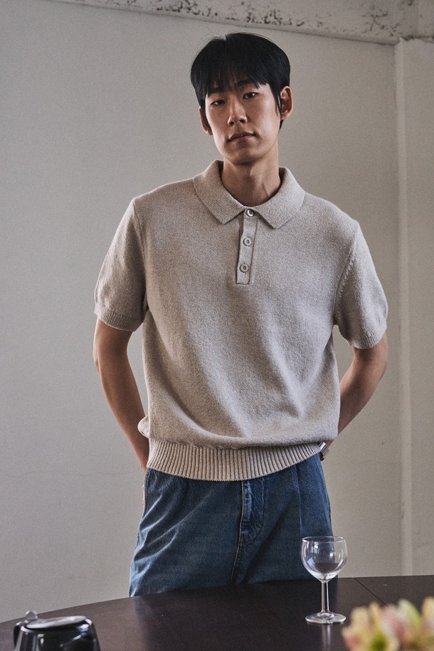 UPW 워셔블코튼 폴로 반팔니트는 얇고 부드러운 워셔블 코튼 소재로 제작되어 봄, 여름철 일상복 또는 캐주얼룩으로 편안하게 착용하기 좋습니다. 무지 패턴의 베이직한 디자인에 라이트 베이지, 모가도르 블루, 피콕 블루, 섀도우 그레이, 블랙 5가지 색상으로 출시되었으며, 폴로넥 디자인과 슬림핏 또는 오버핏을 선택하여 연출할 수 있습니다. 2×2, 1×1 싱글 고탄력 리브조직과 링킹 스티치 봉제, 클린 엣지 마감처리, 디지털 편직 시스템 등 다양한 디테일을 적용하여 완성도를 높였으며, 흡습 기능까지 더해 쾌적한 착용감을 제공합니다.