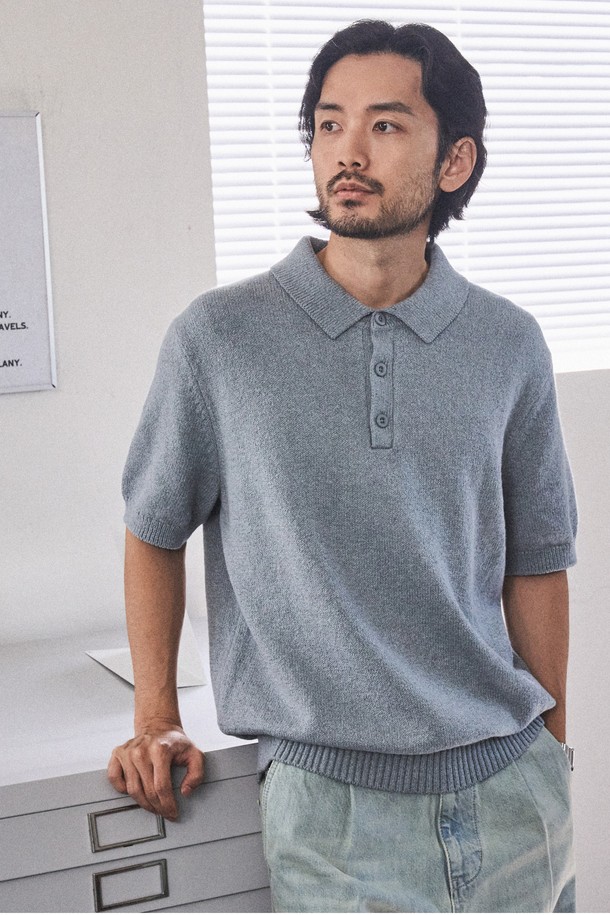 UPW 워셔블 코튼 폴로 반팔 니트는 면과 폴리에스터 혼방 소재로 제작되어 부드러운 촉감과 흡습, 통기성이 뛰어납니다. 슬림핏과 오버핏 두 가지 스타일로 출시되었으며, 라이트 베이지, 모가도르 블루, 피콕 블루, 섀도우 그레이, 블랙 5가지 색상으로 만나볼 수 있습니다. 2*2 싱글 고탄력 립조직과 링킹 스티치 봉제, 고밀도 편직으로 제작되어 높은 퀄리티를 자랑하며, 봄, 여름철 일상복 또는 캐주얼룩으로 연출하기 좋습니다.
