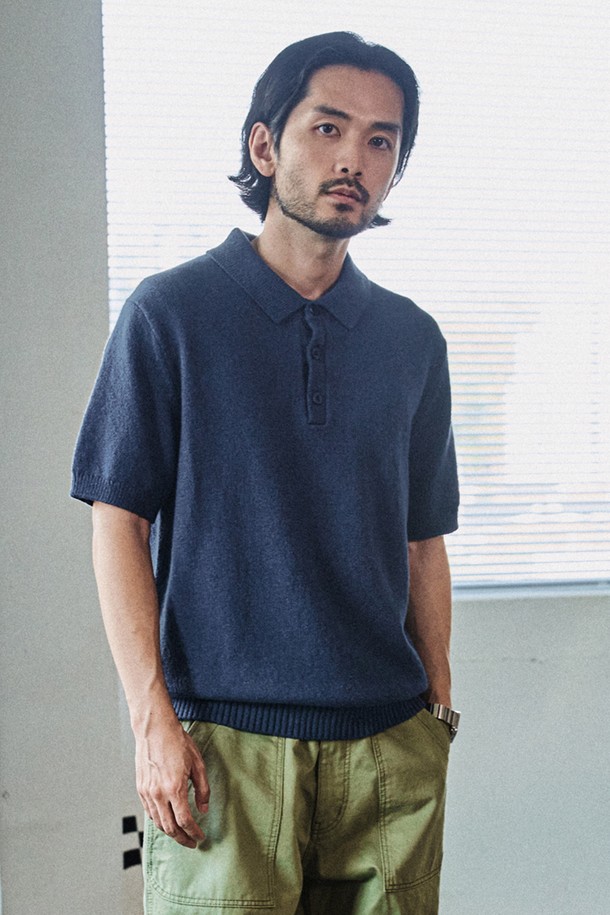 UPW 워셔블코튼 폴로 반팔니트는 부드러운 면과 폴리에스테르 혼방 소재로 제작되어 흡습 및 통기성이 뛰어납니다. 2×2 싱글 하이스트레치 립조직과 링킹 스티치 구조, 1×1 싱글 하이스트레치 립조직 밑단을 적용하여 편안한 착용감을 제공하며, 디지털 편직 시스템으로 완성도를 높였습니다. 라이트 베이지, 모가도르 블루, 피콕 블루, 섀도우 그레이, 블랙 5가지 색상으로 출시되어 다채로운 캐주얼 스타일을 연출할 수 있습니다.