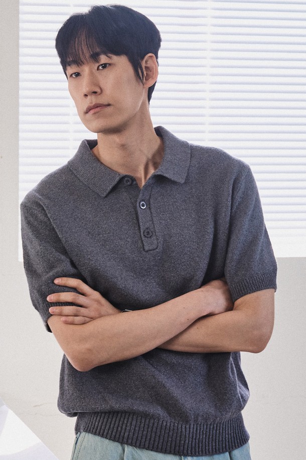 UPW 워셔블코튼 폴로 반팔니트는 부드러운 촉감과 흡습, 통기 기능이 있는 면, 폴리에스테르 혼방 소재로 제작된 남성용 니트/스웨터입니다. 얇은 두께의 이 제품은 봄, 여름철 일상 또는 캐주얼 스타일로 연출하기 좋으며, 무지 패턴에 폴로 네크라인 디자인이 특징입니다. 라이트 베이지, 모가도르 블루, 피콕 블루, 섀도우 그레이, 블랙 5가지 색상으로 제공되며, 2×2/1×1 싱글 고탄력 립조직과 링킹 스티치, 클린 엣지 마감으로 완성도를 높였습니다.