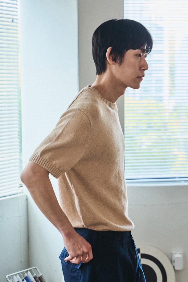 UPW 워셔블코튼 라운드 반팔니트는 봄, 여름 시즌에 적합한 공용 니트/스웨터입니다. 부드러운 면, 폴리에스테르 혼방 소재로 제작되었으며, 워셔블 기능이 있어 관리가 용이합니다. 오프화이트, 카메오블루, 리넨베이지, 다크그레이 4가지 색상으로 출시되었으며, 베이직하고 미니멀한 무드를 연출하기 좋습니다.
